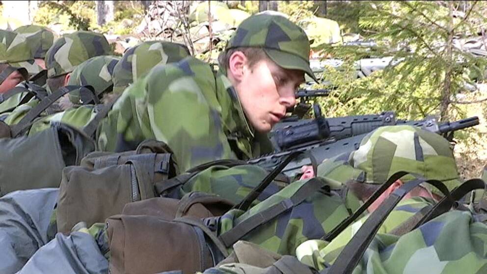 Soldat under övning