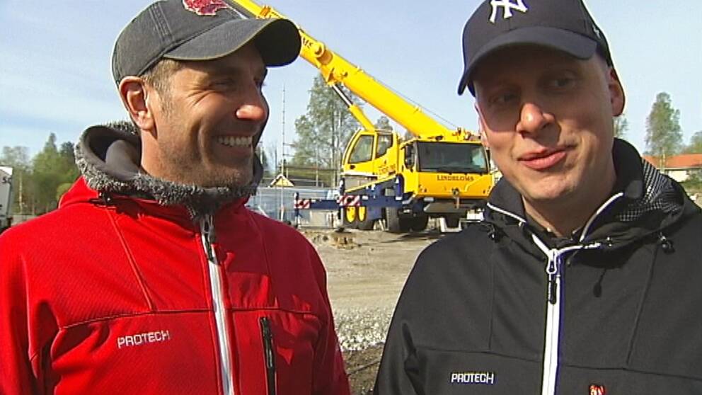 Henrik Hammarstedt och Joakim Gräns är första pilotfamiljen som får sitt hus på plats vid Sidsjön i Sundsvall.