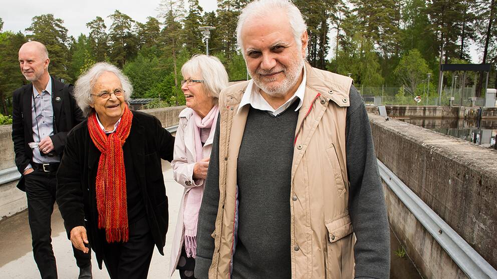 Adonis, Dagerman-juryns Kerstin Jacobsson och Hesham Bahari har just sett damluckorna i Dalälven öppnats till Adonis ära efter att han tagit emot Dagermanpriset i dag.