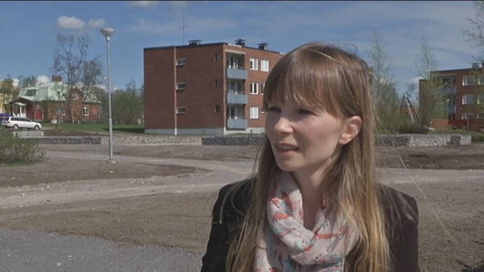 Författaren Ann-Helén Laestadius framför sitt barndomshem på Bromsgatan i Kiruna, ett av de första områdena att rivas inför stadsflytten. 