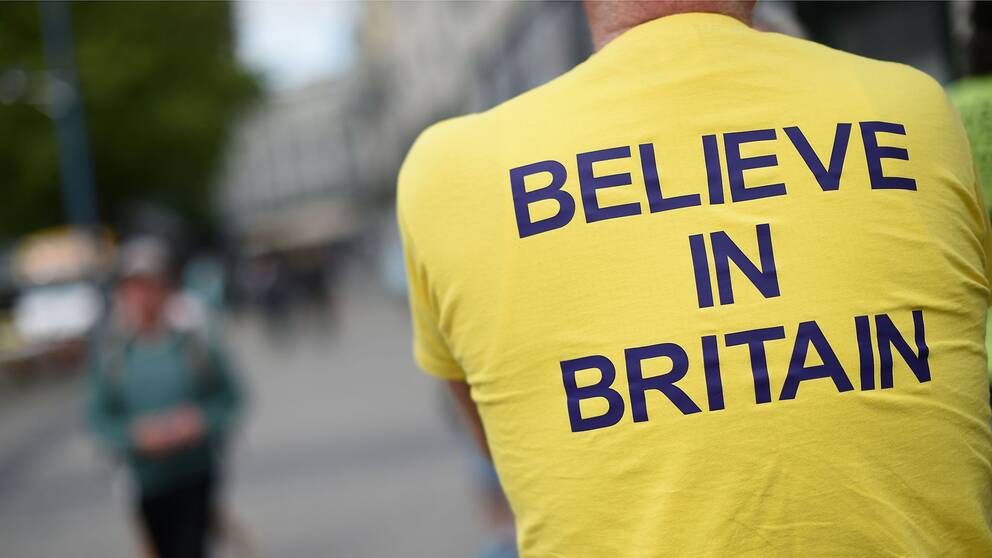 Person i gul tshirt demonstrerar mot EU