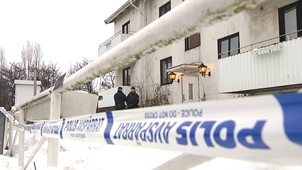 Polis står innanför avspärrningarna av HVB-hemmet i Mölndal. 