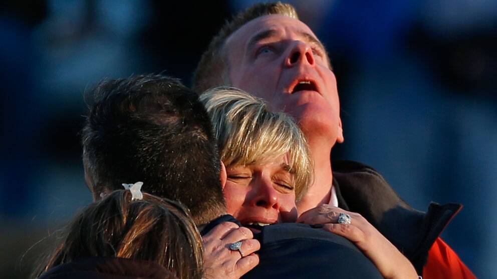Sörjande föräldrar samlades utanför Sandy Hook Elementary School i Connecticut efter tragedin.