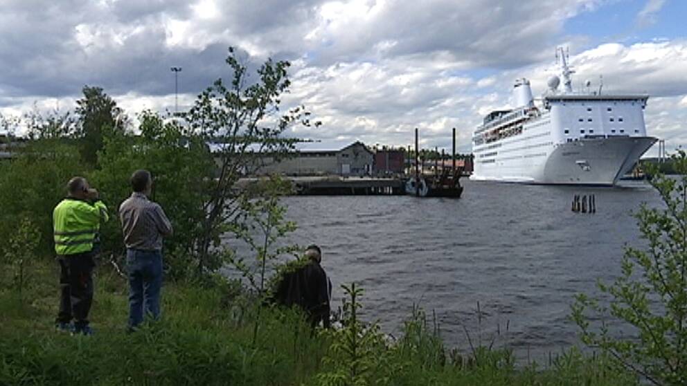 Vid klockan fem på tisdagskvällen anlände omstridda Ocean Gala, ett skepp som planerats att användas som asylboende, till hamnen i ångermanländska Utansjö. Där möttes man av upprörda människor. – Jag tycker det är bedrövligt, säger Fredrik Nordin från Älandsbro.
