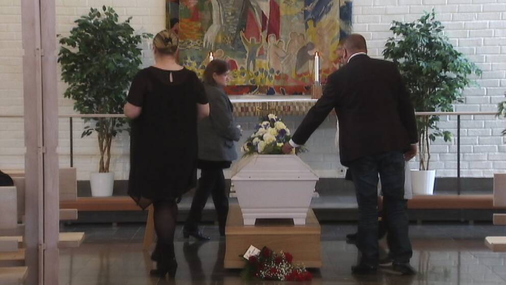 Antalet kyrkliga begravningar minskar, bild från en borgerlig begravning.