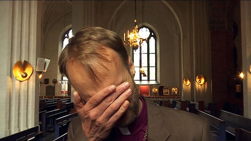 Mikael Mogren, biskop för Västerås stift, faller i tårar över tanken på de tilltänkta åtstramningarna i asylreglerna.