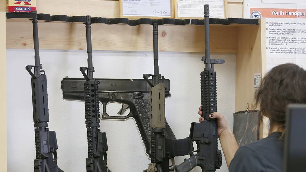 AR-15, halvautomatiska vapen, av samma typ som gärningsmannnen i Orlandodådet använde. 