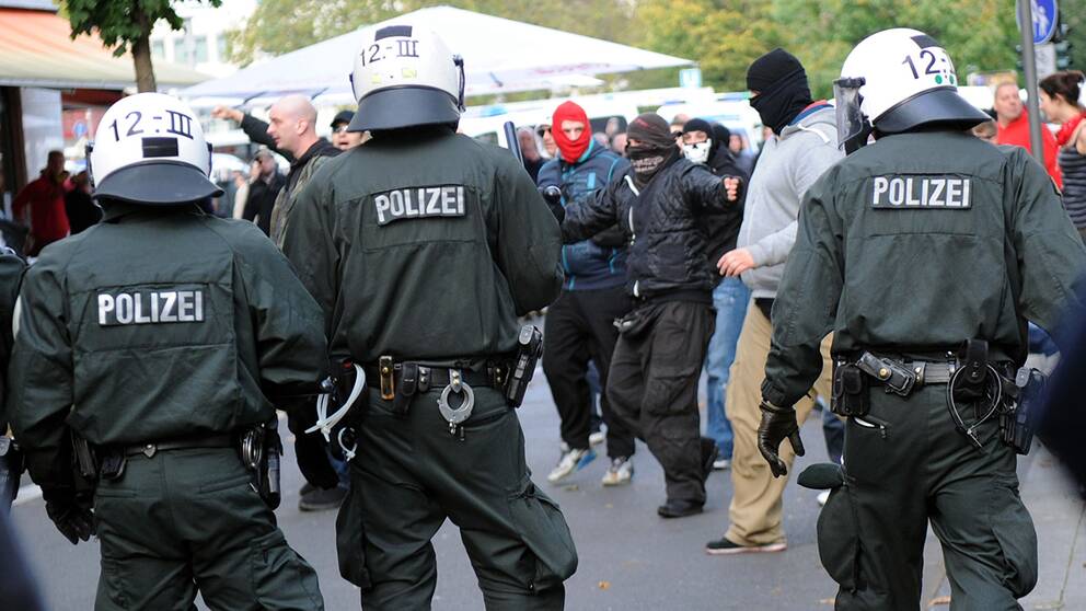 Poliser ingrep mot maskerade demonstranter i samband med att högerextrema demonstrerade i Köln.