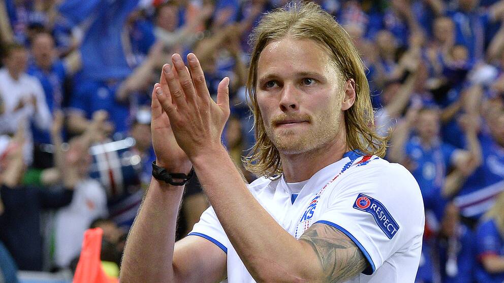 Islands Birkir Bjarnason applåderar supportrarna – och det egna laget.