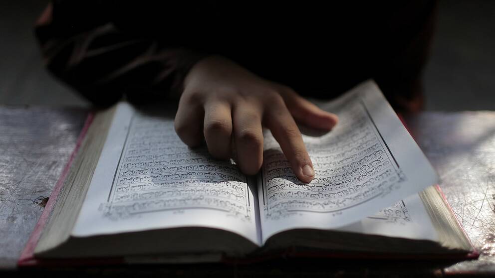 Pojke läser Koranen