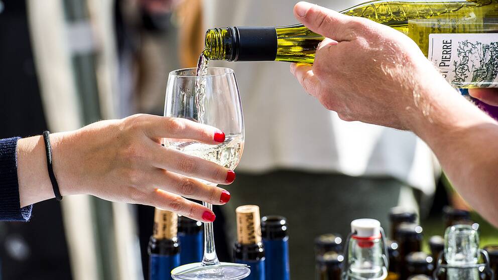 Vin serveras under ett mingel i Almedalen.