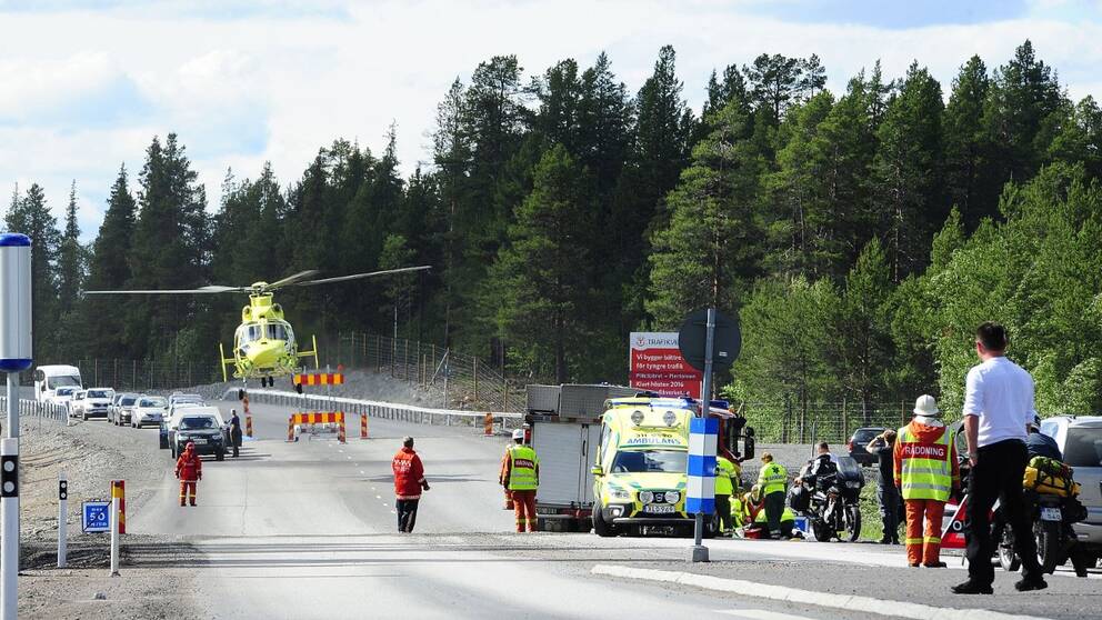 Ambulans och ambilanshelikopter på E10 där det skett en motorcykelolycka