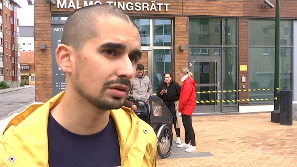 Showan Shattak utanför Rättscentrum i Malmö vid rättegångsstarten på måndagen.