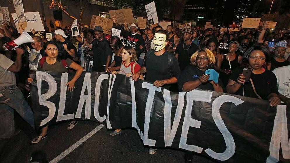 Tusentals demonstrerade mot polisvåld i den amerikanska staden Phoenix. På bilden håller demonstranter upp en skylt med texten ”Black Lives Matter”.
