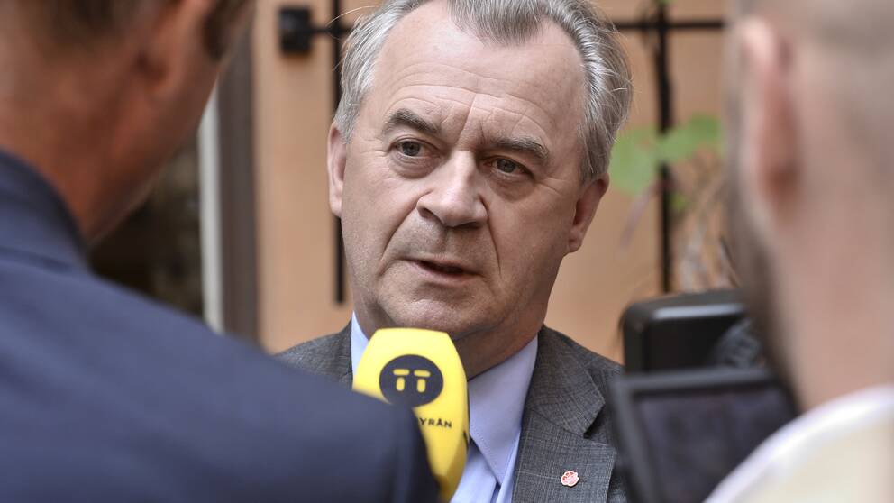 Sven-Erik Buch sparkar Charlotta Riberdahl.