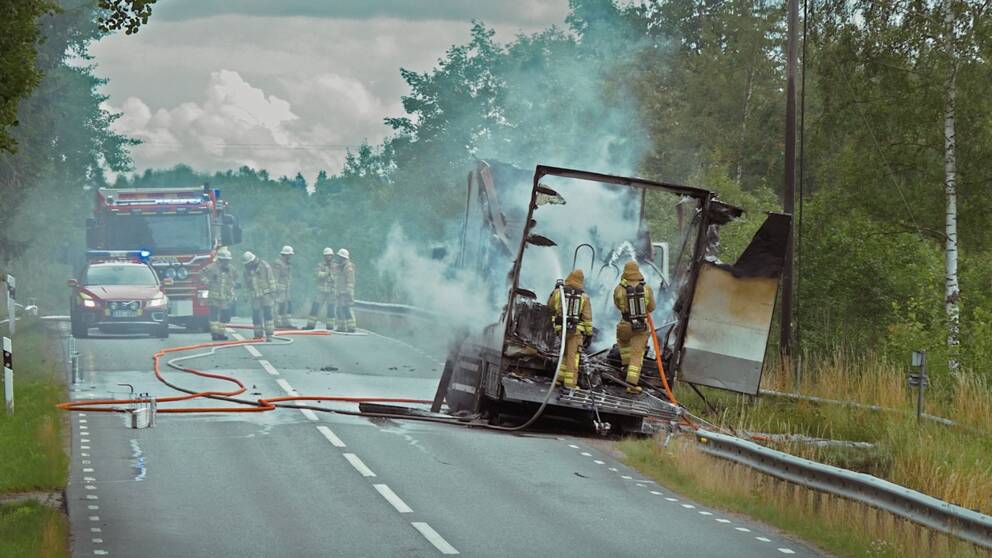 Brandmän, rykande lastbil, brand, ryker, rök, rökdykare, väg