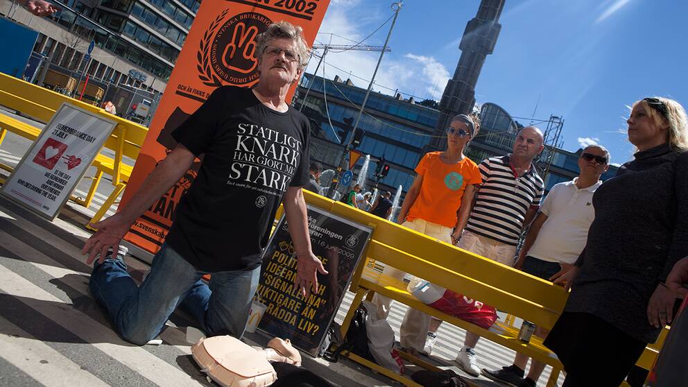 Niklas Eklund, sprututbytesansvarig inom Svenska brukarföreningen, demonstrerar hur Naloxon ges vid Sergelstorg i Stockholm.