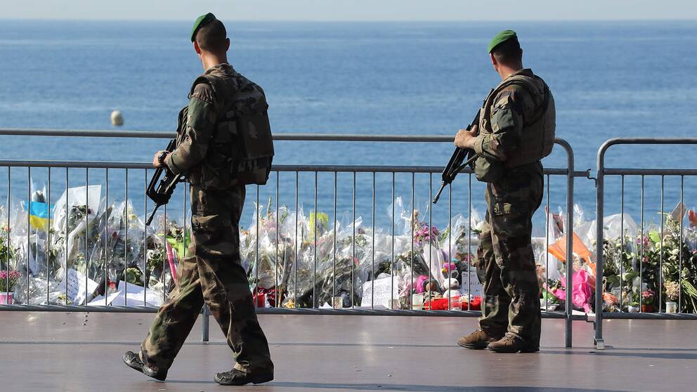 Två militärer bevakar strandpromenaden i Nice.