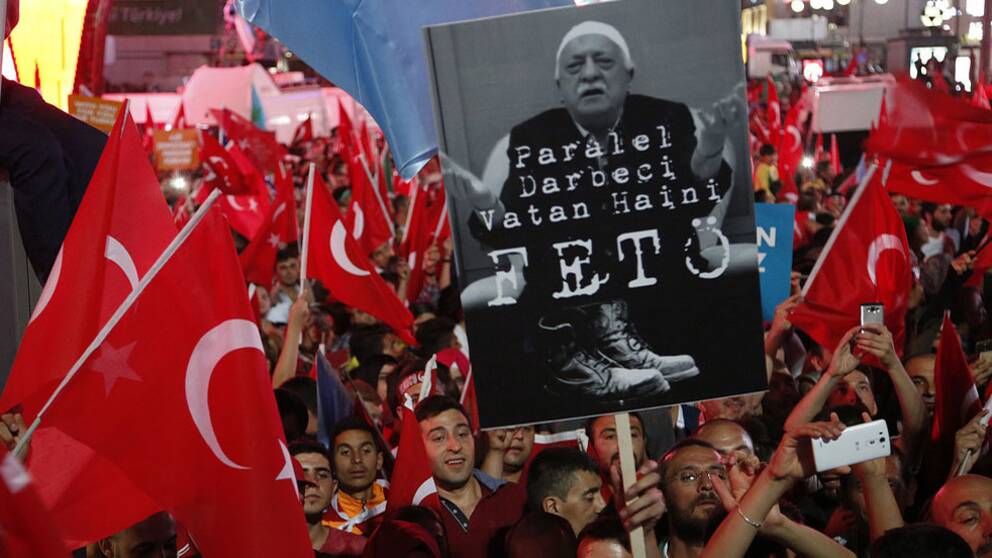 Anhängare till den turkiska presidenten Recep Tayyip Erdogan med turkiska flaggor och ett porträtt av Fethullah Gülen.