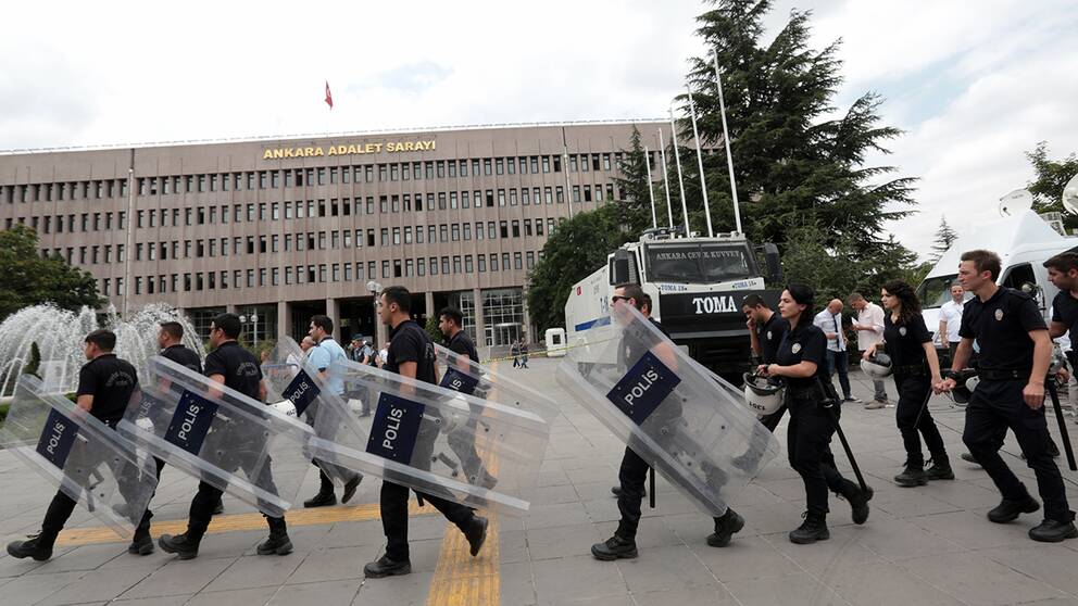 Turkisk kravallpolis bevakar en domstol i Ankara, där åklagare förhör kuppmakare den 20 juli.