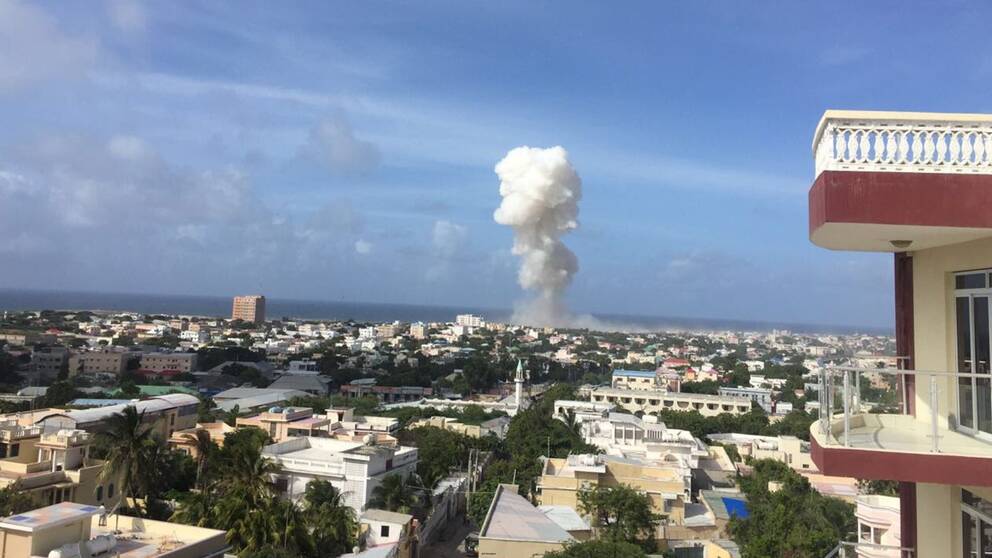 Två explosioner har skakat Mogadishu på tisdagen. Flera har dött i attackerna.