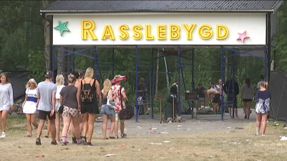 Festivalbesökare på Emmabodafestivalen, Skylt Rasslebygd 2016