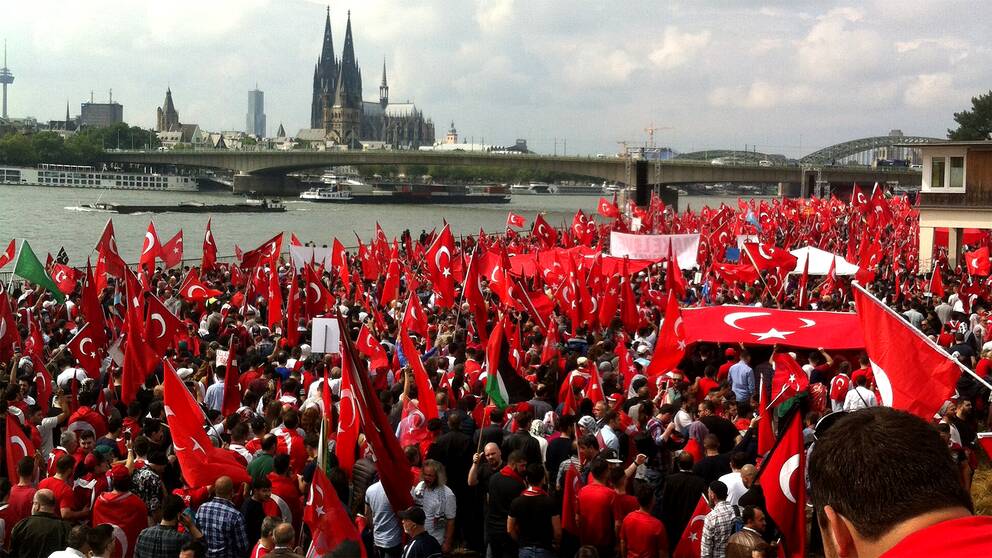 20.000 personer samlades för att hylla Erdogan och demonstrera mot kuppförsöket i Köln på söndagen.