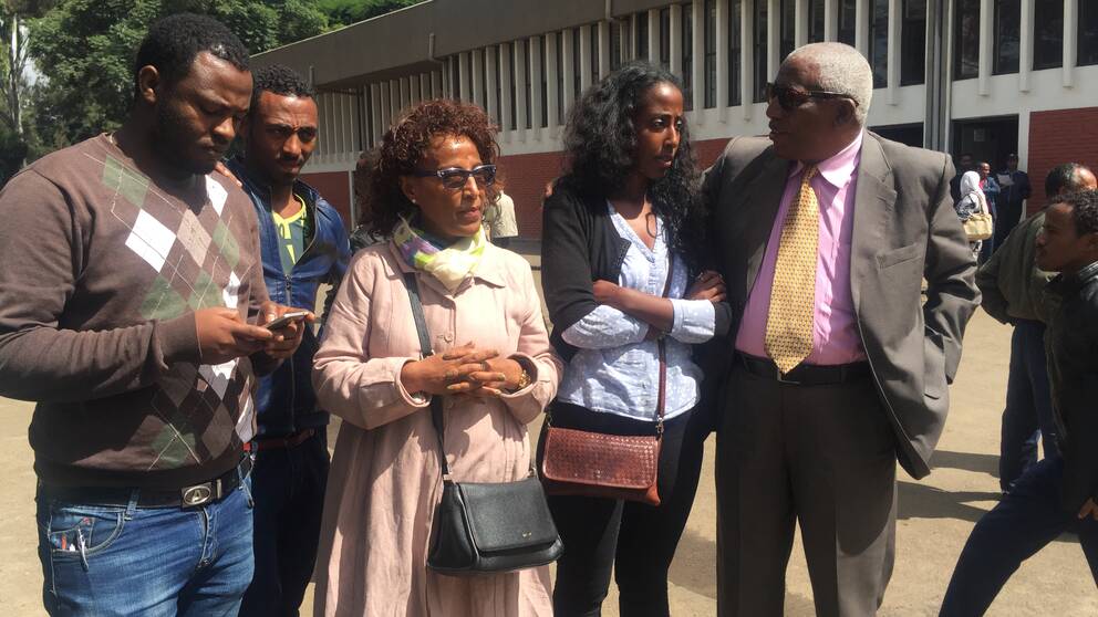 Fikru Marus Familj utanför domstolen i Addis Abeb
