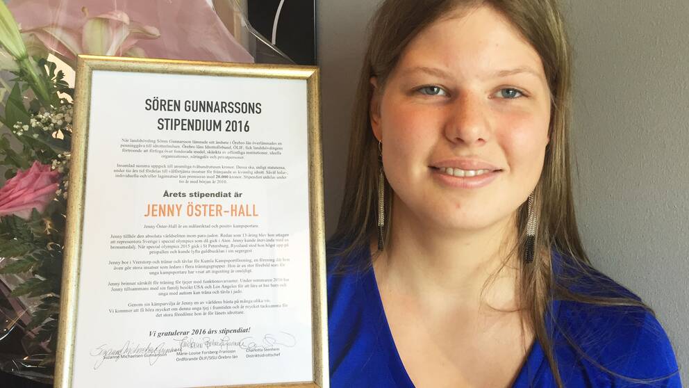Jenny Öster-Hall från Kumla Kampsportsförening får Sören Gunnarssons stipendium 2016.