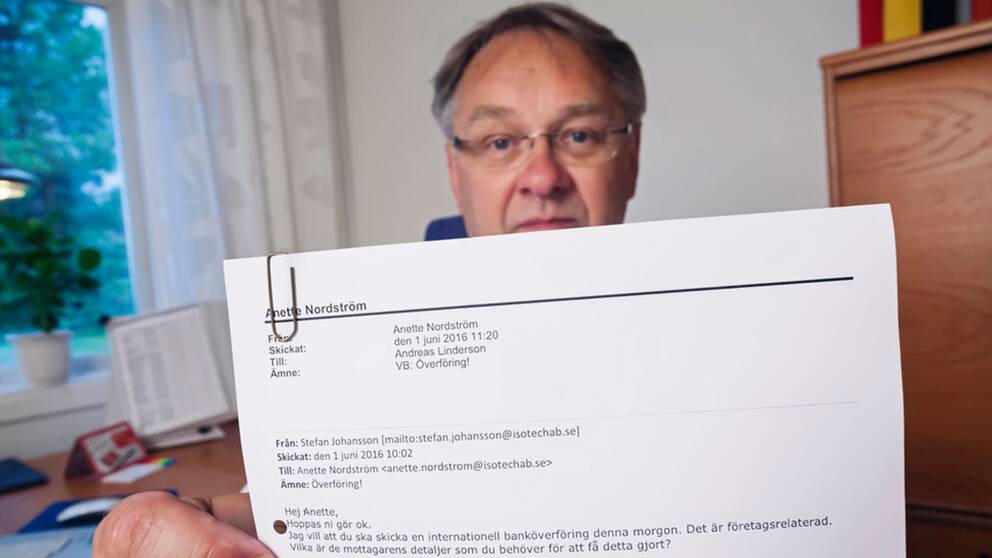 Stefan Johansson, vd på Isoleringsteknik AB i Luleå visar upp ett av mejlen som bedragarna skickat ut i hans namn.