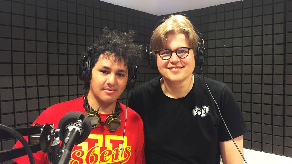 Antonio Palm och Andreas Lindholm i Radio Fyris studio ett.
