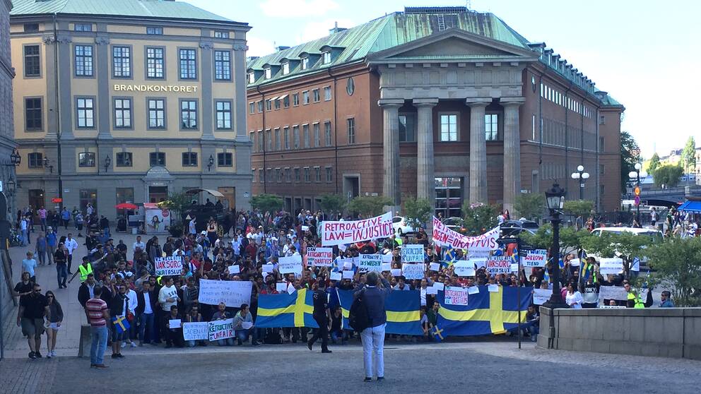 Asylsökande i demonstration utanför riksdagen.