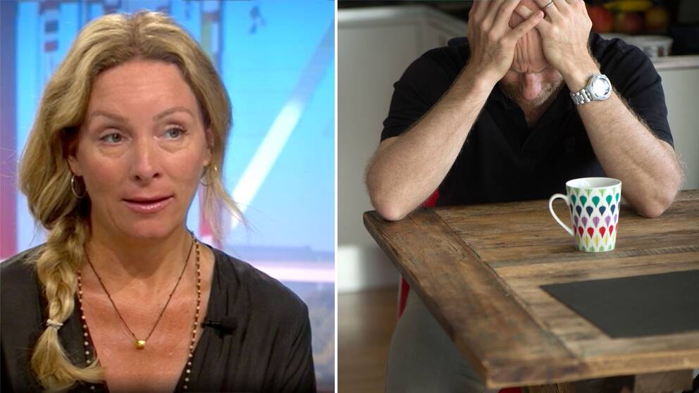 En person som håller händerna på huvudet.