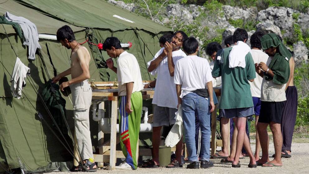 Flyktingar gör sig i ordning för en dag i flyktinglägret i öriket Nauru. Arkivbild.