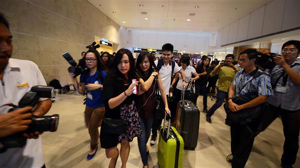 Kaotiskt när anhöriga försöker ta sig fram till informationscentret på Singapores Changi Airport.