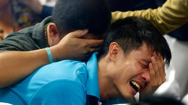 Anhöriga till de ombord på Air asias flight QZ8501.