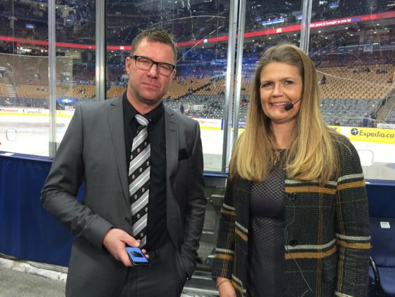 Om tre minuter skrinnar SWE ut på isen för värmning. Poppa popcorn och kyl ölen. Kl.21 kör vi