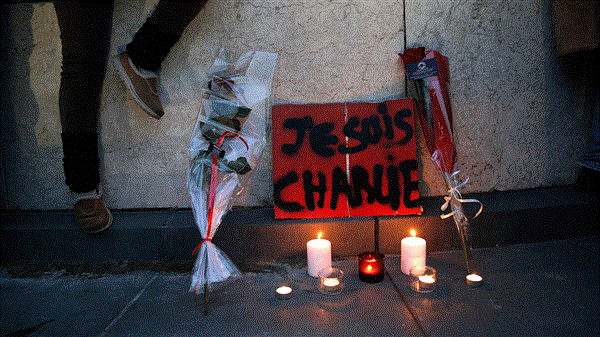Ljus och blommor vid en manifestation till stöd för de dödade i dagens attack mot satirtidningen Charlie Hebdo.