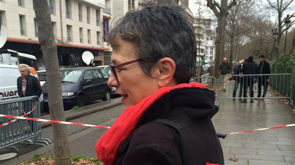 Många Parisbor har i dag begett sig till tidningen Charlie Hedbos redaktion.  En av dem är Cathrin:  – Jag var tvungen att komma hit. Det här är så fruktansvärt att det inte går att prata om, säger hon till SVT:s Ulrika Bergsten.