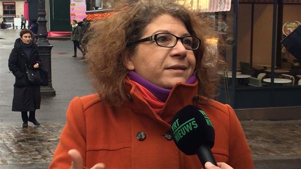 SVT:s Europakorrespondent Ulrika Bergsten är på plats i Paris.  Vid ett tidningsstånd vid Place de la Bastille, en bit i från Charlie Hedbos redaktion, träffar hon franska Celeste som valt att manifestera för det fria ordet genom att köpa alla tidningar hon kan komma över. – Det är min insats i dag, för det här är en attack på yttrandefriheten och jag kan inte hitta ett tydligare och bättre sätt att visa vad jag tycker, säger hon.