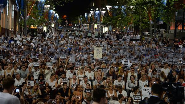 Medlemmar av Sydneys franska samhälle samlas i hjärtat av staden med "Je Suis Charlie"-banderoller (jag är Charlie) som en hyllning till offren i Paris.