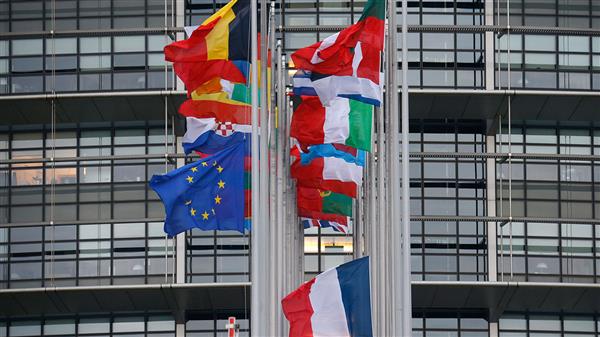 De franska och europeiska flaggor är på halv stång framför Europaparlamentet i Strasbourg. Foto: TT