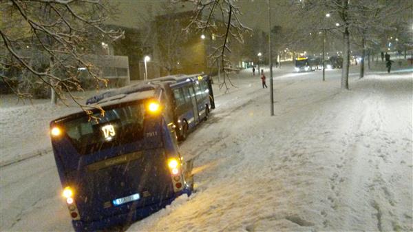 Det blev totalstopp i trafiken vid 17-tiden i båda riktningarna genom Rinkeby Centrum efter att ett buss kanat baklänges och fastnat på tvären över vägen och upp i en slänt. Stoppet ledde till långa köer av bussar i båda riktningarn, skriver Jenny Melander.