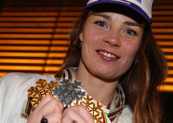 VM-drottningen Tina Maze med tre medaljer på tre starter i #vail2015 finns inte med i Sloveniens lag. Hon siktar på att tangera Lasse Kjus rekord från #vail1999. Ta fem individuella medaljer i samma VM. Foto: Bildbyrån