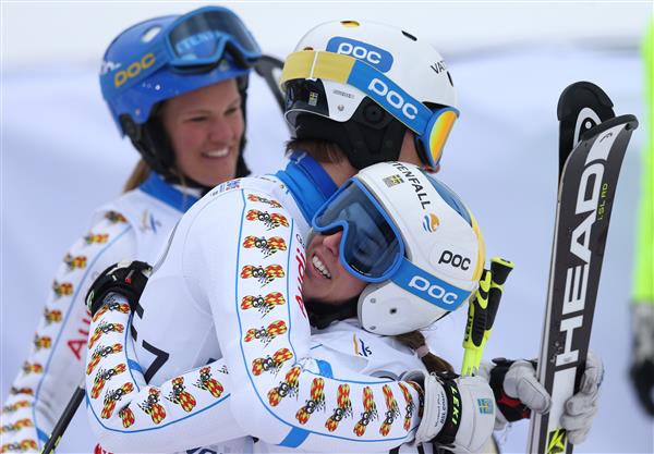 Sverig följer upp VM-silvret från Schladming 2013 med att ta VM-brons i #vail2015. Både Maria PH och André Myhrer fanns med i laget 2013. Anna Swenn-Larsson längst bak ersatte Frida Hansdotter från silverlaget 2013. Foto: Bildbyrån