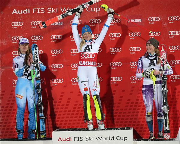 Vi njuter av den här bilden. Hansdotter ledde kvällstävlingen i Flachau efter det första åket, sista vc-slalomen innan VM, och behöll ledningen. Kommer hon att göra samma sak i februarisolen i Beaver Creek? Foto: Bildbyrån