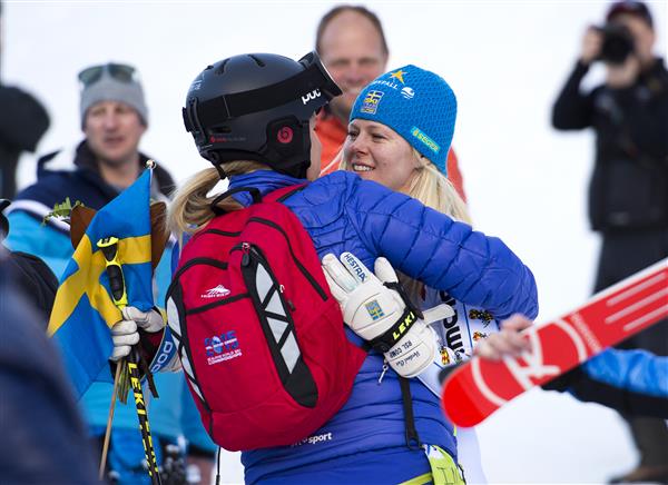 Jessica Lindell-Vikarby följde upp med brons i storslalom. Här gratuleras hon av SVT:s expert Anja Pärson. Foto: Bildbyrån