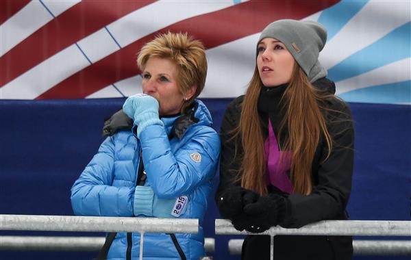 Marcel Hirschers mamma Sylvia Hirser och flickvännen Laura Moisl på VM-läktarna i Beaver Creek. Foto: Bildbyrån