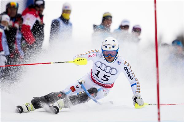 André Myhrer med startnummer 15 i första åket är den som ligger bäst till av svenskarna inför andra åket. Myhrer ligger trea, +0.66 bakom Hirscher. Foto: Bildbyrån