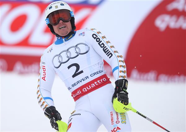 22.00 börjar det andra åket i herrar VM-slalom från #vail2015. Vi har en högdramatisk upplösning att vänta. Det är tätt i toppen. Flera som har läge på medalj. Och framförallt så har vi två svenskar som slåss om platser på VM-pallen i slalom i Beaver Creek. André Myhrer ligger trea efter ett imponerande åk i den krävande banan och på den höga höjden med tanke på influensa inför VM och dålig form under säsongen. Mattias Hargin körde i en bana i första åket som inte passade honom alls. Han har ändå slagläge på pallen och är endast 19 hundradelar från medalj. I andra åker hoppas han på att kunna attackera mer i en mer rytmisk bana. Hirscher leder före utropstecknet från Kitzbuhel, ryssen Khoroshilov. Vi hörs igen om ni vill innan avgörande klockan 22.